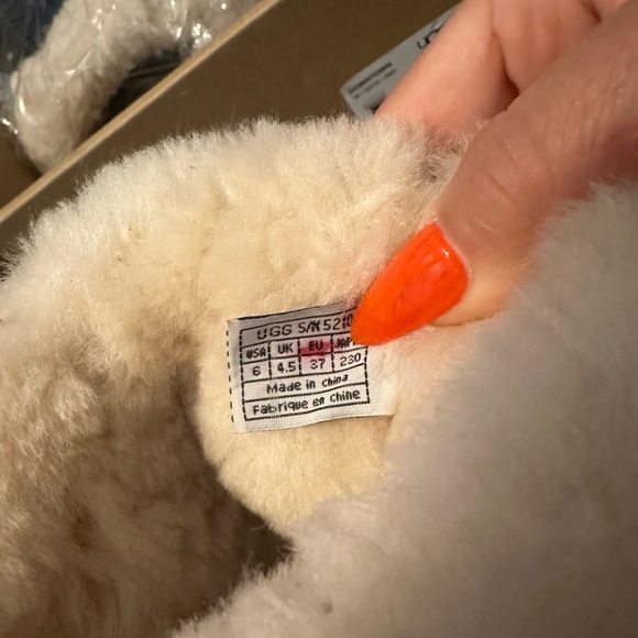 Ugg Boots - Downtown - Picture 8 of 9